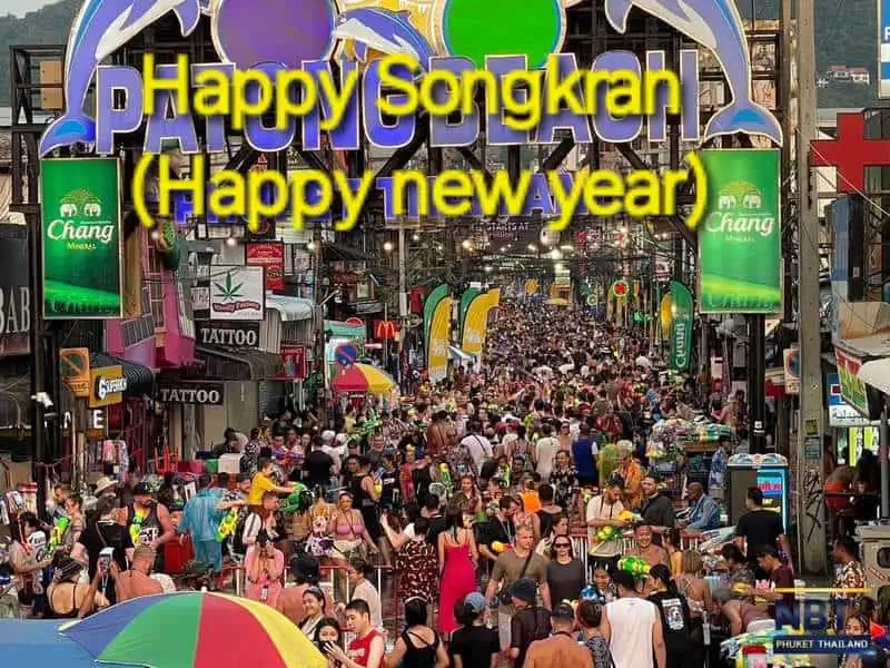 Bangla Road in Phuket beim Songkran Festival 2024/2025– bunt, nass und voller feiernder Menschen.