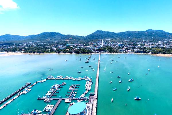 Bird's-eye view of a marina with boats in the water, capturing the beauty of the scene and its natural surroundings.