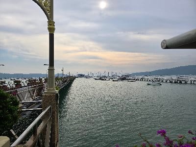 Ao Chalong Pier in Phuket mit vielen Segelbooten im Hafen und malerischer Aussicht auf das Meer.