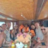 Innenansicht eines Longtail-Bootes mit Tisch und Bänken, perfekt für Gruppen und gesellige Momente.