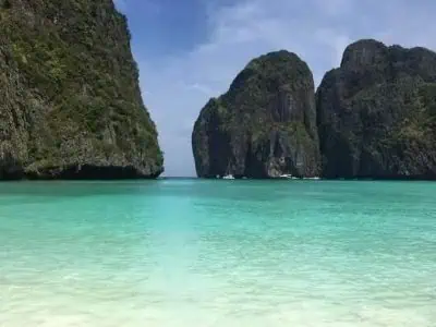 Blick auf die traumhafte Maya Bay mit kristallklarem Wasser und weißen Sandstränden