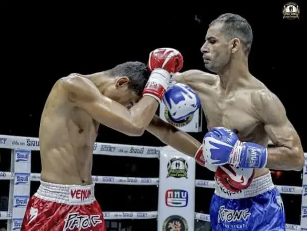 Muay Thai Phuket: Zwei Boxer kämpfen im Ring, demonstrieren beeindruckende Fähigkeiten und Athletik.