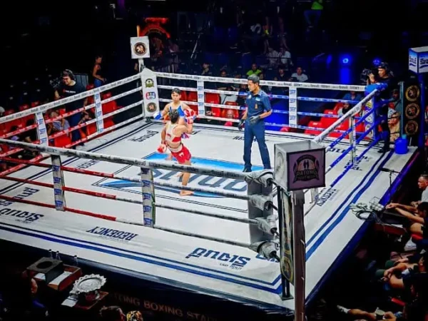 Thai-Boxen Patong: Ein Boxer steht konzentriert im Ring, bereit für einen intensiven Kampf gegen seinen Gegner.