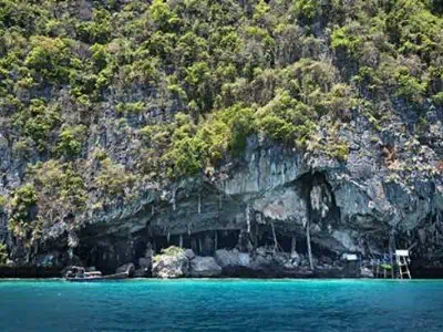 Pileh Lagoon mit türkisblauem Wasser, umgeben von imposanten Kalksteinfelsen