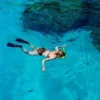 Blick auf die traumhafte Maya Bay mit kristallklarem Wasser und weißen Sandstränden