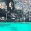 Ein atemberaubender Blick auf die Höhle auf Phi Phi Island, mit dramatischen Felsformationen und kristallklarem Wasser.