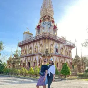 Ein Paar vor dem Wat Chalong Tempel auf Phuket während einer City Tour.