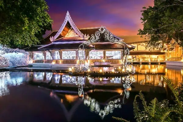 Beeindruckendes Gebäude von Phuket Fantasea, bei Nacht beleuchtet und architektonische Schönheit zeigend.