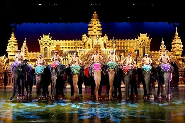 Majestätische Aussicht auf den Tempel der Elefanten in Thailand mit detaillierter Architektur.