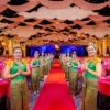 Thailändisches Buffet-Dinner im Golden Kinnaree mit kulturellen Elementen und festlicher Dekoration.