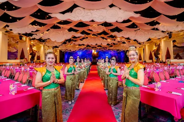 Thailändisches Buffet-Dinner im Golden Kinnaree mit kulturellen Elementen und festlicher Dekoration.