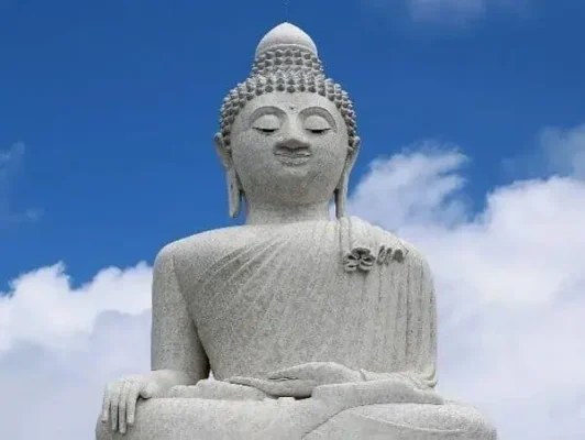 Eine majestätische große weiße Buddha-Statue vor einem klaren blauen Himmel, die Frieden und Ruhe in Phuket symbolisiert.