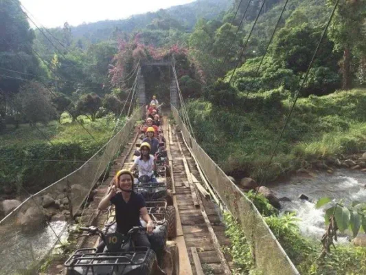 Personen ATV Felsen Fluss Phang Nga Wildwasser Rafting Phuket