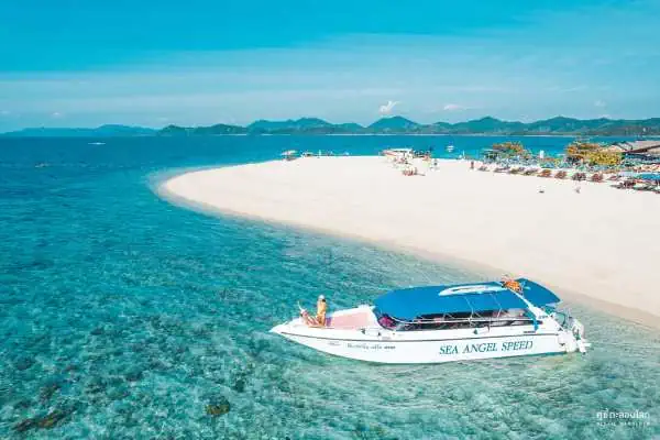 Ein Boot ruht am Strand, mit dem endlos sich erstreckenden Ozean darum herum.