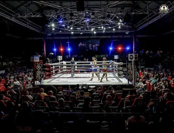 Boxen Patong: Ein geräumiges Stadion mit begeisterten Zuschauern, die einen intensiven Boxkampf verfolgen.