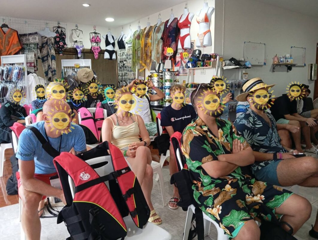 Anpassen der Schwimmwesten vor der Phuket Jet Ski Tour mit Teilnehmergruppe und Tourguide