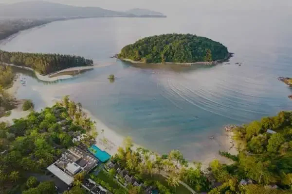 Blick auf ein grünes Tal mit einem Dorf in der Nähe des Layan Beach.