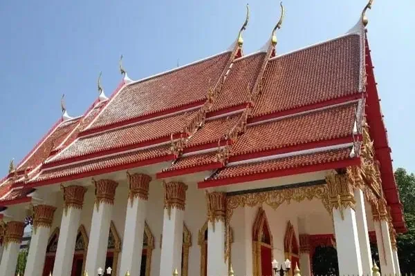 Eine auffällige weiße und rote Struktur mit kunstvollen goldenen und roten Verzierungen, die ihre majestätische ästhetische Ausstrahlung betont.