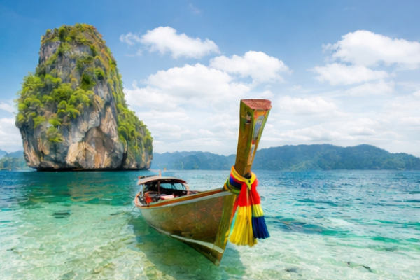 Traditionelles Longtailboot im klaren Wasser von Phuket, Thailand