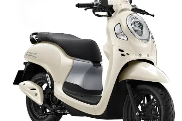 Ein Honda Scoopy Roller in Weiß wird vor einem klaren weißen Hintergrund präsentiert, was sein elegantes Design betont.