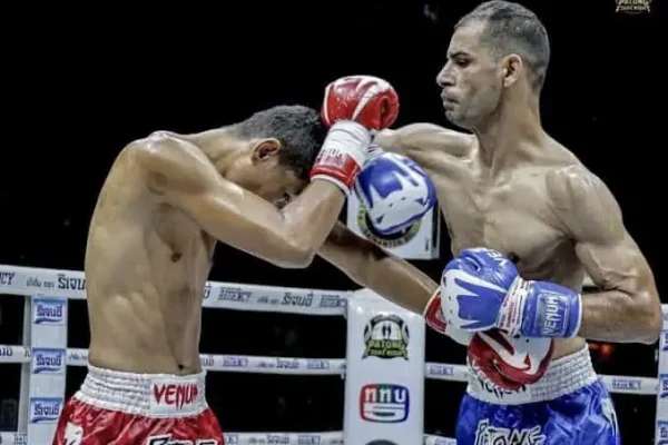 Teilnehmer trainieren Muay Thai in einer Indoor-Sporthalle in Phuket.