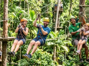 Familie auf parallelen Ziplines im Dschungel von Phuket – 18-Plattformen-Familientour bei Hanuman World