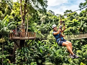 Abenteurer auf einer Dual-Zipline über dem tropischen Regenwald bei Hanuman World Phuket World A+