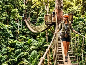 Abenteurer überquert eine Sky Bridge im tropischen Regenwald bei Hanuman World Phuket World B+