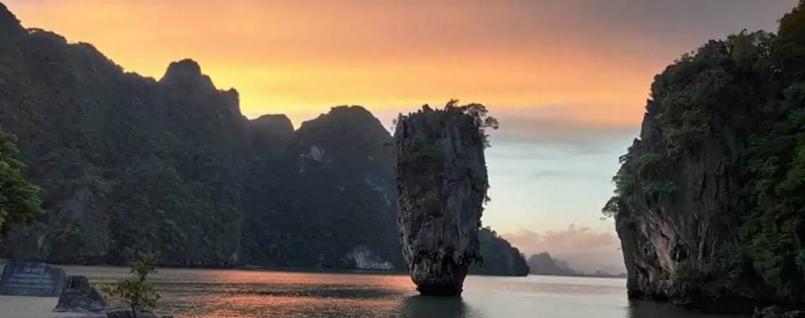 James Bond Island Tour Phuket mit Ko Tapu in der Phang Nga Bucht bei Sonnenuntergang