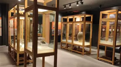 Thalang National Museum Phuket Innenansicht Vitrinen Skulpturen