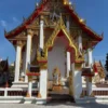 Halb verschüttete goldene Buddha-Statue Wat Phra Thong Tempel