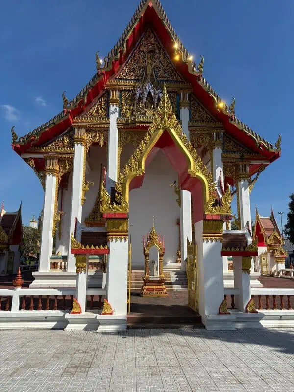 Halb verschüttete goldene Buddha-Statue Wat Phra Thong Tempel